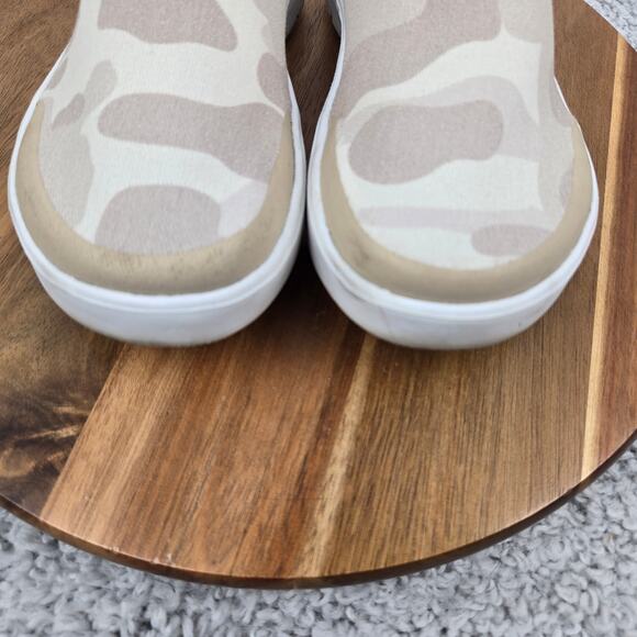 Oofos Womens 6 Oomg eeZee Low White Tan Camo Casual Recovery Daily Slip On Shoe - Picture 6 of 14